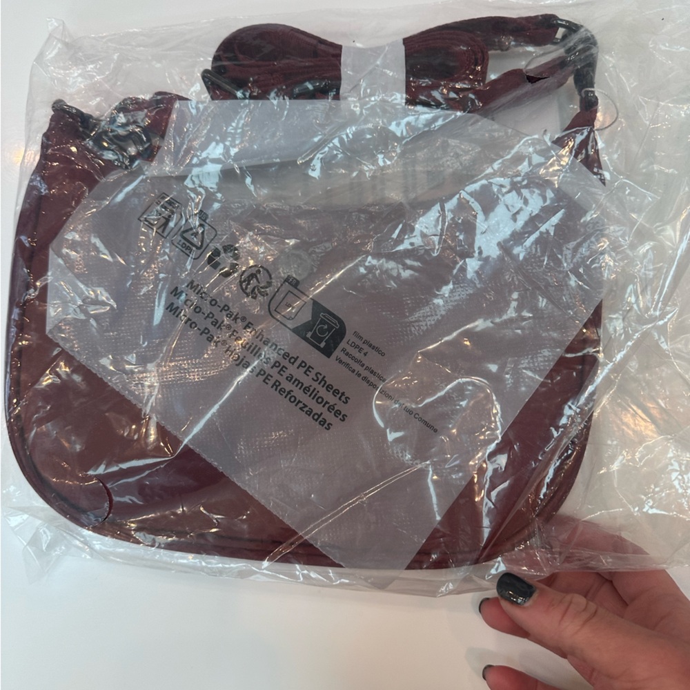 Lululemon City Essentials Small Shoulder Bag 3L NWT Maroon, Burgundy - Picture 5 of 6